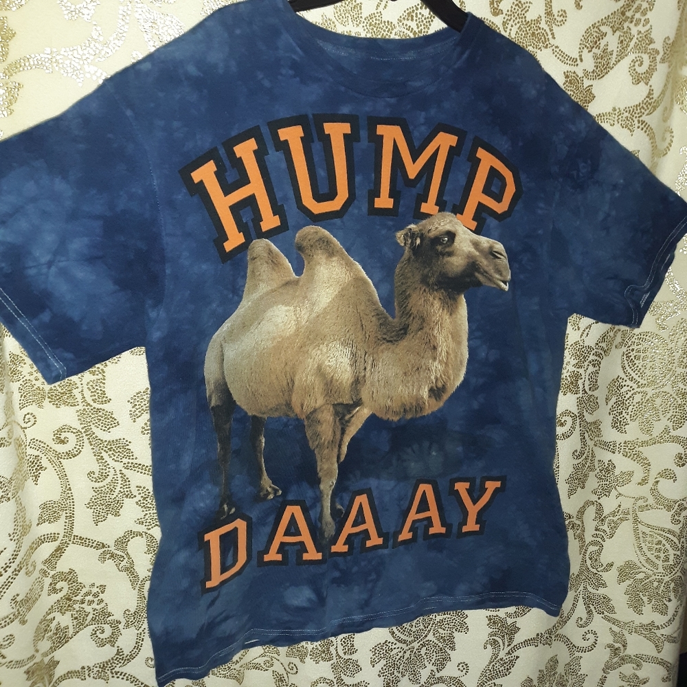 Hump day camel t Shirt Size l